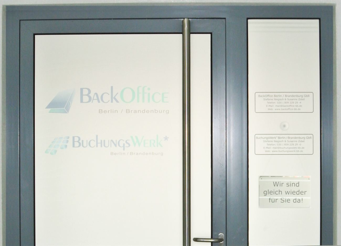Eingangstür mit den Schildern von BackOffice und BuchungsWerk