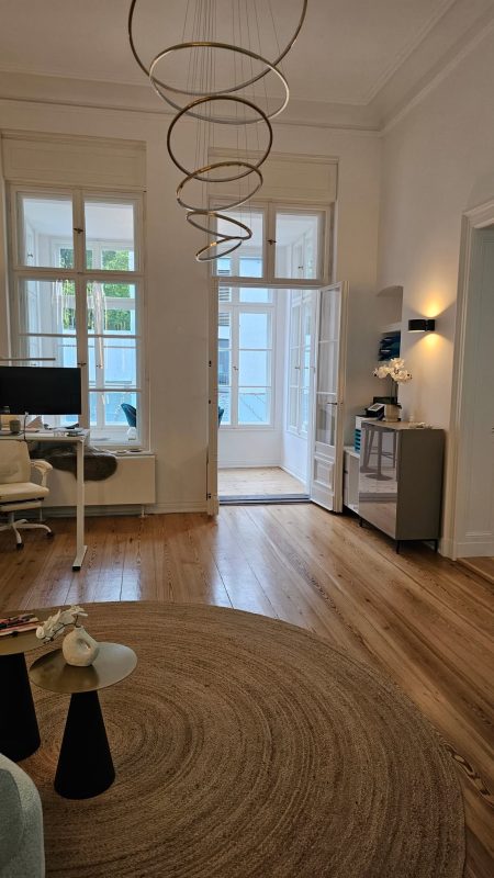Blick durch den Empfangsraum mit Lichtringen an der Decke